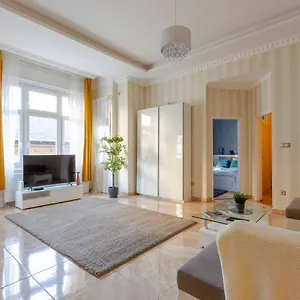 Luxury Downtown By Anna Budapest